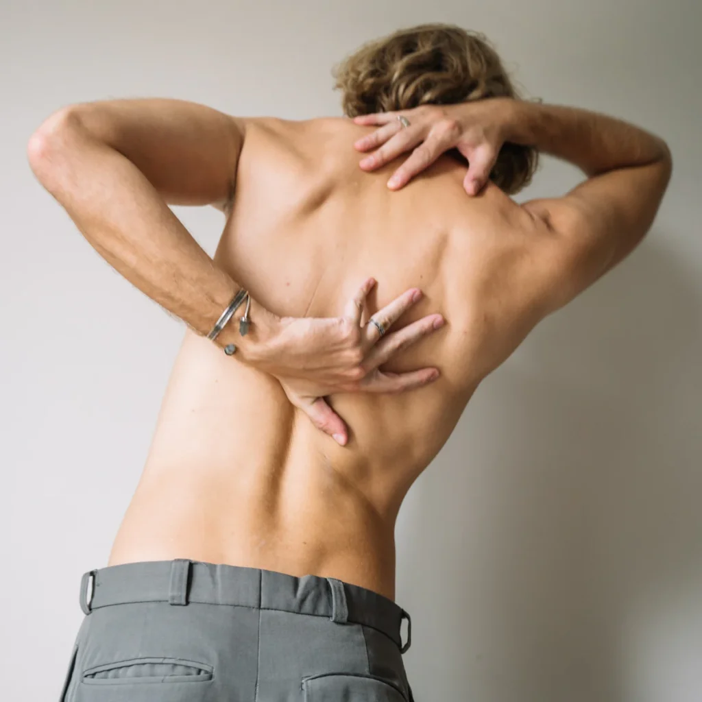 Homme se grattant le dos