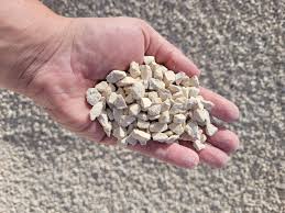 petit tas de caillou de calcaire dans une main d'humain.