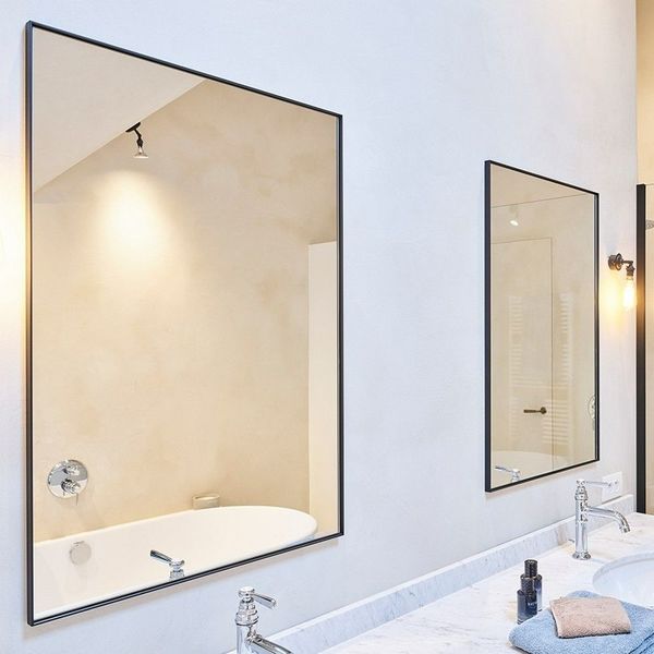 grand miroir fixé au mur